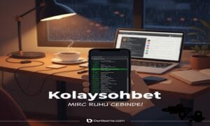 Bir elin tuttuğu akıllı telefonda mIRC arayüzü ile kolaysohbet mobil uygulaması, arka planda laptop, kahve ve yağmurlu pencere manzaralı huzurlu bir çalışma masası.
